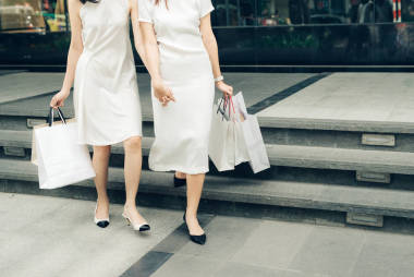 两个女孩与购物袋