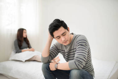 坐在房間里的悲傷夫婦圖片