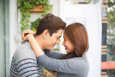 陽臺上的情侶擁抱