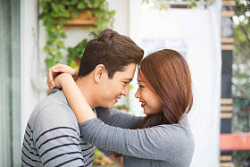 阳台上的情侣拥抱