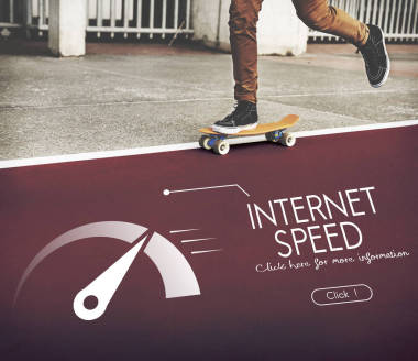 裁剪拍摄的佩妮板上的男孩图片