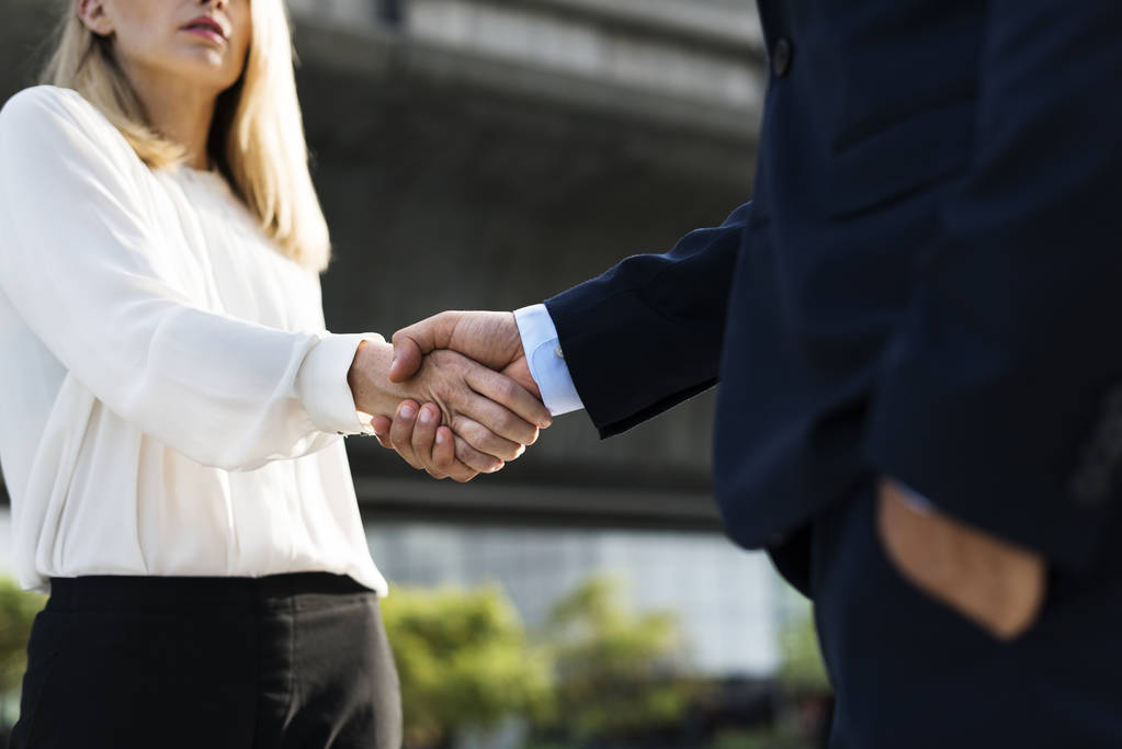 男人和女人握手