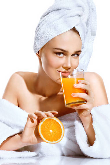 美麗的女孩，在白色的浴袍和她頭上的毛巾沐浴后