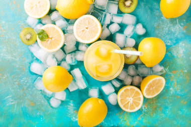 水果的果汁和冰的多维数据集照片