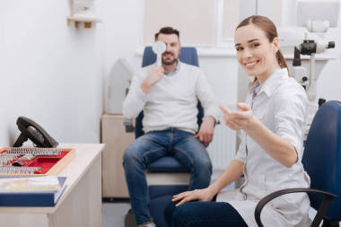 高兴快乐眼科医生指着视力表