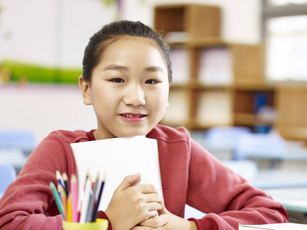 亚洲小学女孩 
