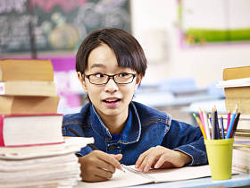 可爱的亚洲小学男孩图片