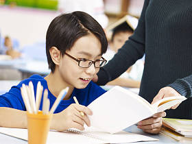 亚洲学生得到老师的帮助