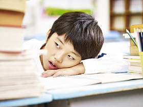 累了亚洲小学男生图片