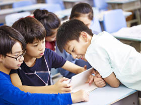 亚洲学童一起使用数字平板电脑