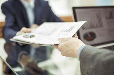 財(cái)務(wù)經(jīng)理需要財(cái)務(wù)報(bào)表從雇員在工作場(chǎng)