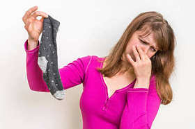 女人控股脏臭袜子图片