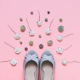 时尚婚礼鞋和玫瑰