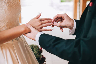 已婚的夫婦手牽著手圖片