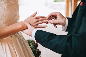 已婚的夫妇手牵着手图片