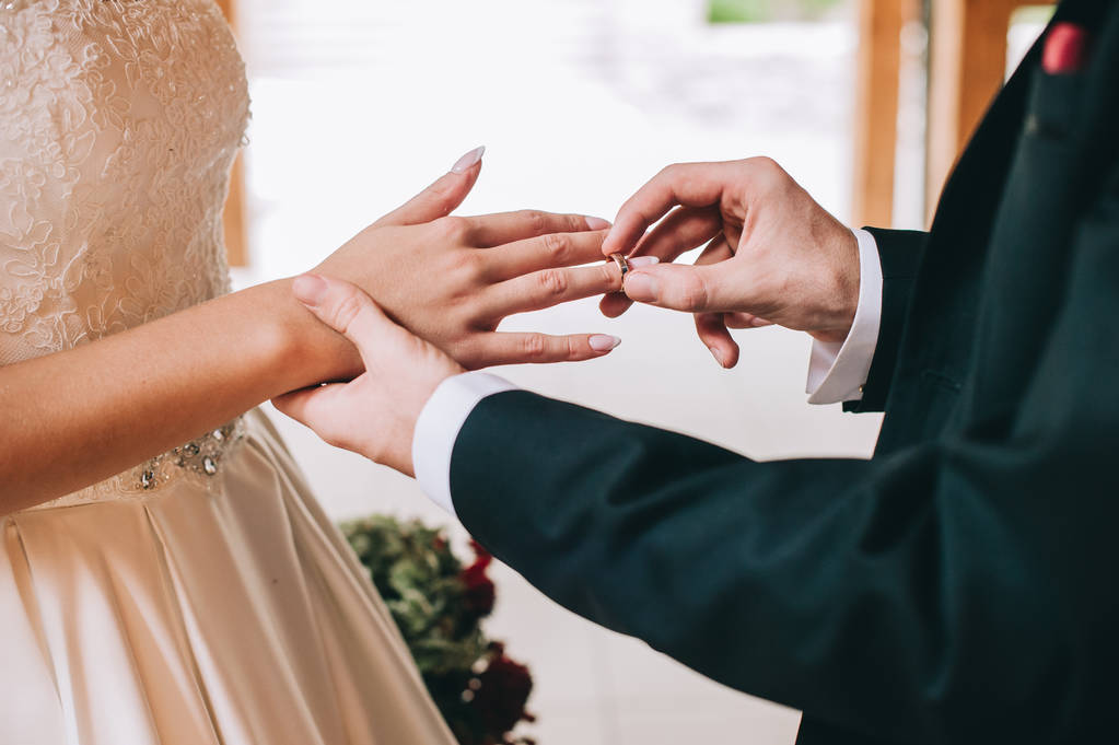 已婚的夫妇手牵着手图片
