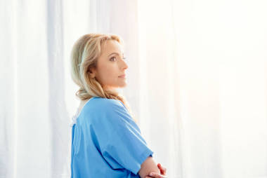 女人在醫(yī)院分庭