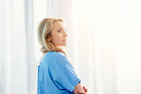 女人在医院分庭