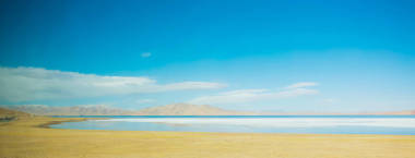 西藏美麗的藍(lán)色湖泊圖片