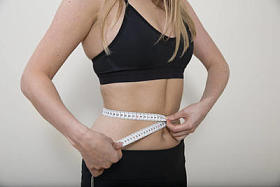 测量她的腰的女人图片