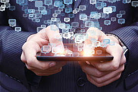 商人在手机上聊天.图片