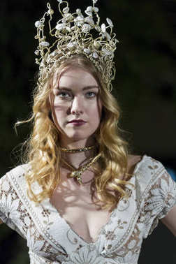 维多利亚时装周。冲出跑道。时装