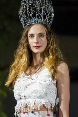 維多利亞時裝周。沖出跑道。時裝