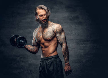 光着膀子的男人做二头肌锻炼图片