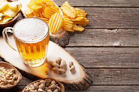 啤酒和桌上的点心照片