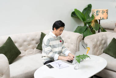 在筆記本電腦上工作的商人