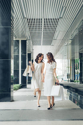 亚洲女孩与购物袋图片