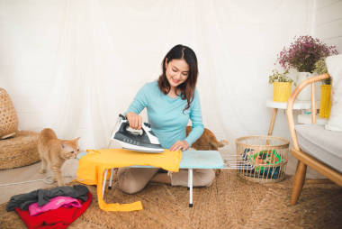 女人熨衣服图片