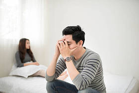 坐在房间里的悲伤夫妇