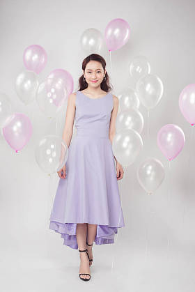 粉色气球的女人