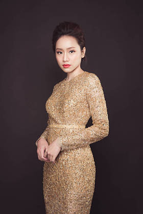女人穿着金色衣服