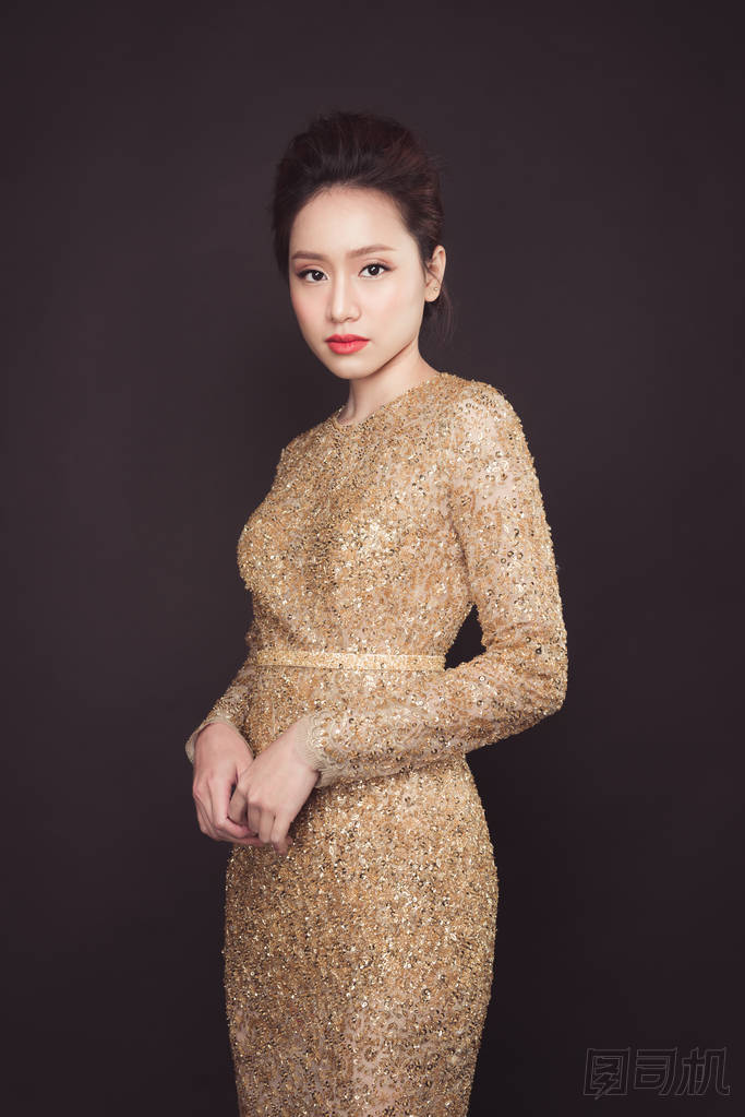 女人穿著金色衣服