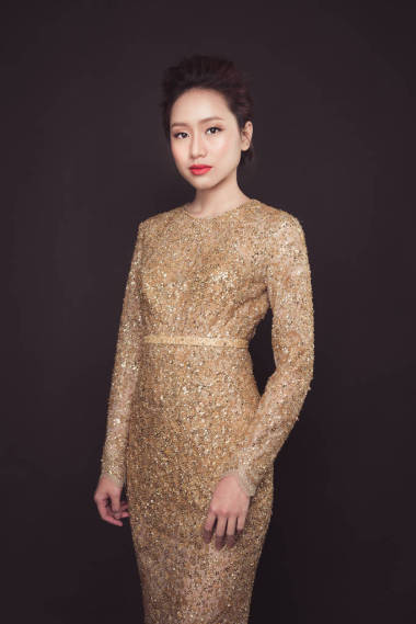 女人穿着金色衣服图片