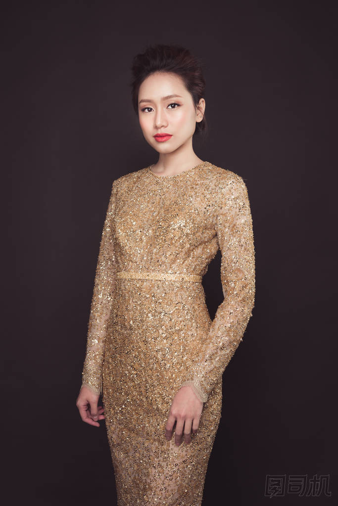 女人穿著金色衣服圖片