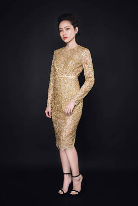 女人在鸡尾酒会礼服摆姿势图片