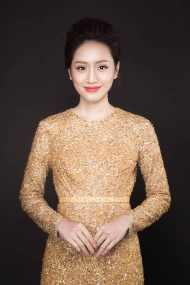 女人穿著金色衣服