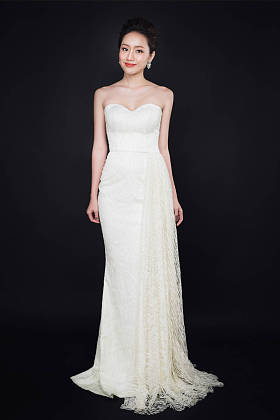 亚洲的女人，穿着白色连衣裙