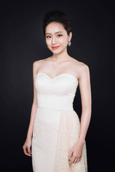 亚洲女人穿白色连衣裙图片