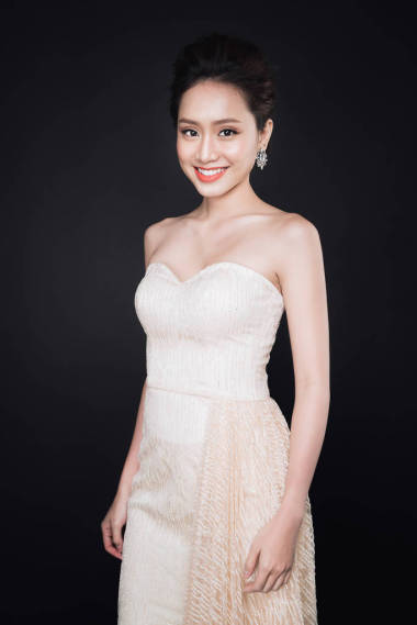 亚洲女人穿白色连衣裙照片