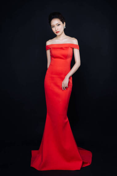 在豪华红色衣服的女人