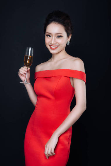 拿著香檳的女人圖片