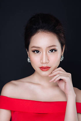 穿红衣服的女人图片