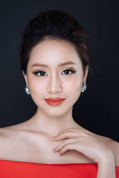 穿红衣服的女人照片