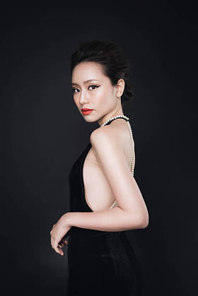 在豪华黑色裙子的女人.照片