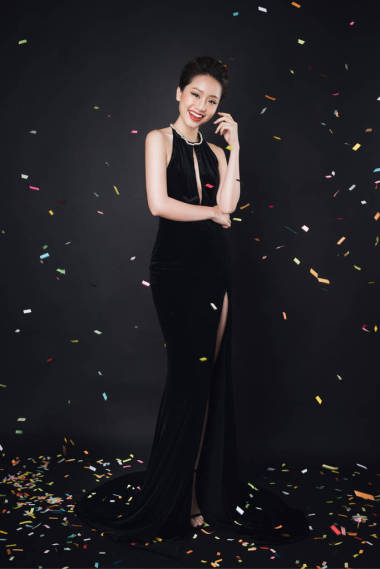 在豪华黑色裙子的女人.照片