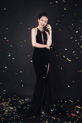 在豪华黑色裙子的女人.照片